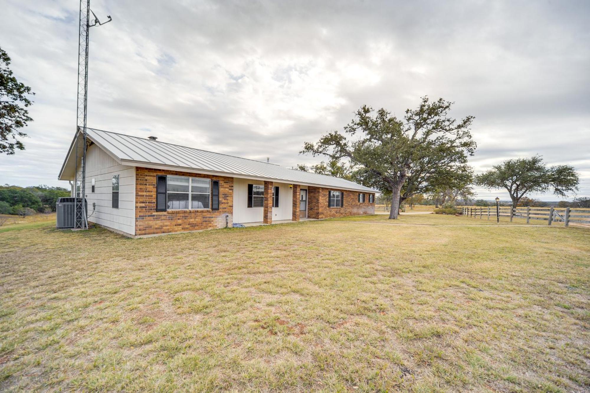 Historic Hoffmann Ranch Haus Near Wineries! Villa Fredericksburg Exterior photo